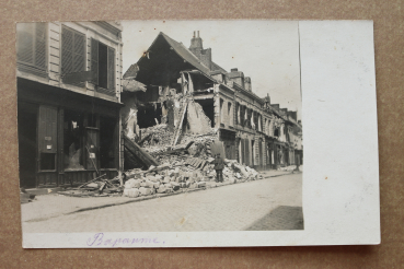 Ansichtskarte Foto AK Bapaume 1914-1918 Straßenansicht Soldat zerstörte Häuser Weltkrieg Ortsansicht Frankreich France 62 Pas de Calais